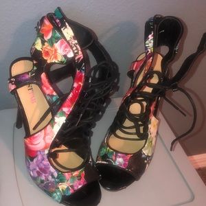 Women peep toe lace up heel